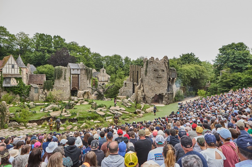 kinetic sculpture outlines moving face onto tower’s stonework in french theme park